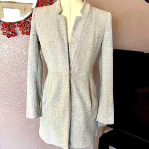 Zara light grey winter coat with satin liner. Print is a subtle houndstooth